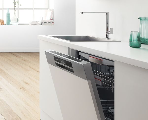Moderne keuken met wit aanrecht, wastafel en vaatwasser lade.