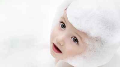 Soft, fluffy bubbles sit atop a pristine white surface, creating a tranquil and soothing ambiance. Relaxation and calm are evoked.