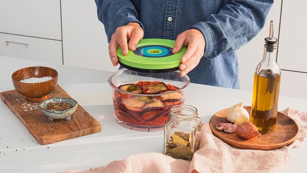 De la viande dans un récipient sous vide sur le point d'être conditionné mariner plus rapidement.