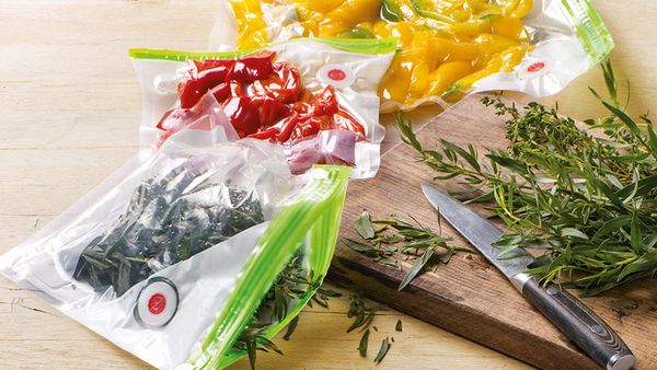 Sacs sous vide conditionnés remplis d'aliments frais.