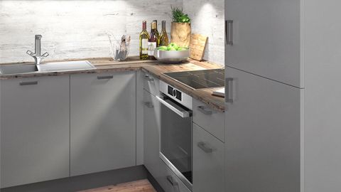 Moderne keuken met houten aanrechtbladen, apparaten en decoratieve items.
