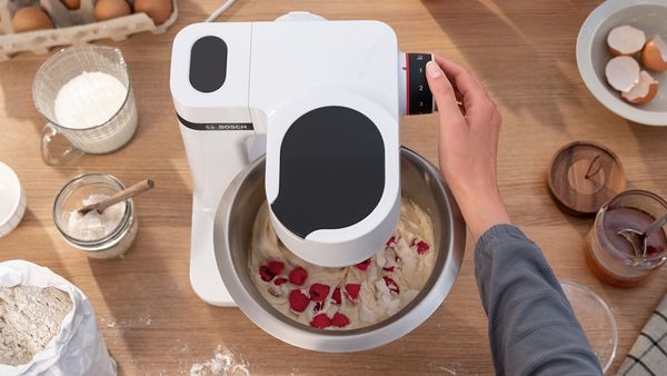 Vue aérienne du MUM Série 4 pendant le mélange de framboises dans de la pâte à gâteau.