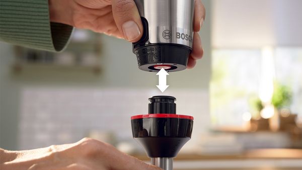 Une flèche montre comment les deux extrémités de l'engrenage céramique du mixeur plongeant ErgoMaster Série 6 se rejoignent.