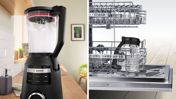 Blender tijdens reinigingsprogramma met water en afwasmiddel; blenderkan in afwasautomaat.