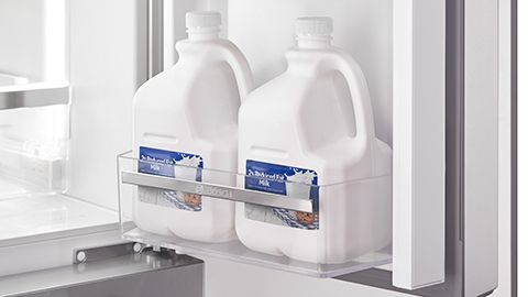 Bosch french demonstration of gallon wide door capacity
